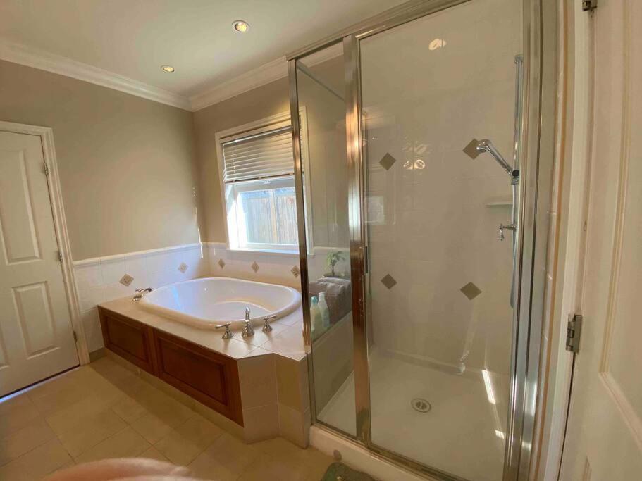 Lucky Suite, Two-Bedroom Suite With Independent Entrance In Richmond Close To Yvr Exterior photo